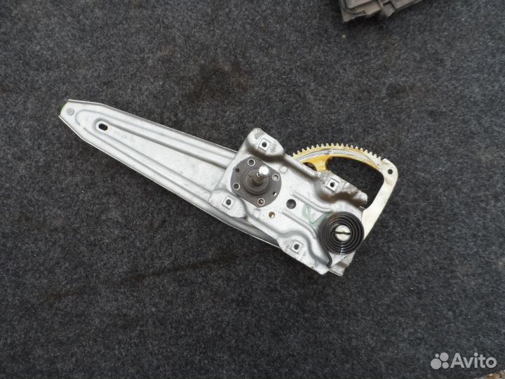 Стеклоподъемник задний правый Toyota Corolla 150