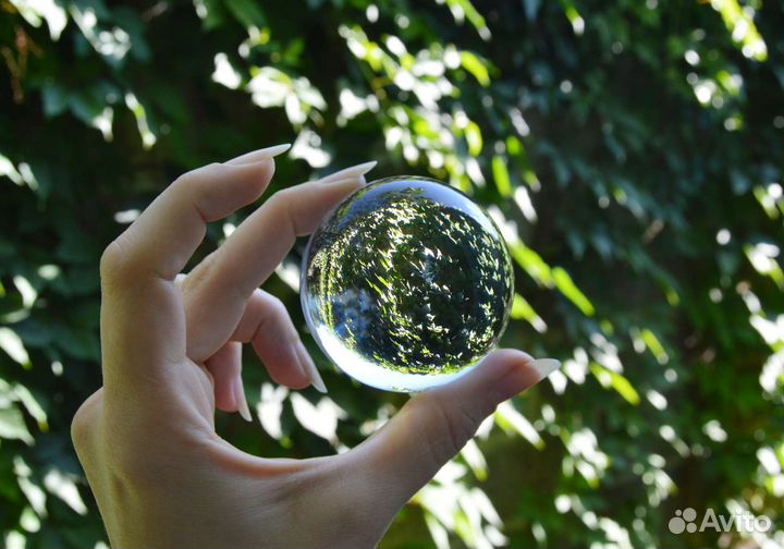 Стеклянный шар на подставке из оникса