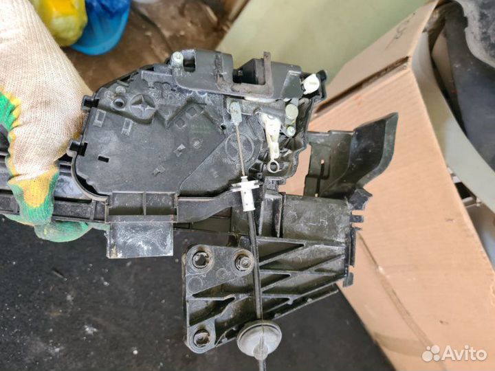 Замок боковой двери задний левый Ford Focus 2 kkda