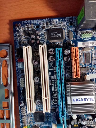 Материнская плата AM2 с процессором и памятью