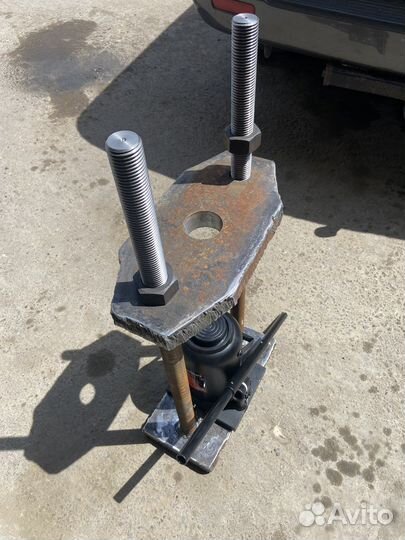 Выпресовщик шкворней, шкворнедав