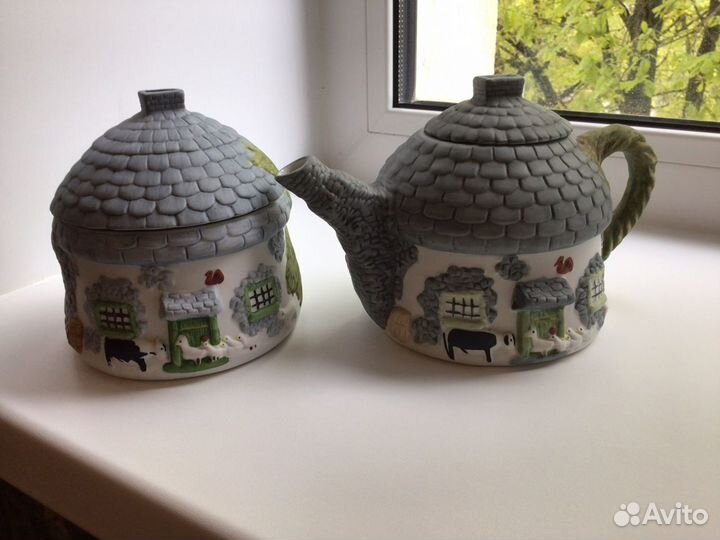 Чайник и сахарница