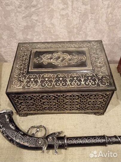 Шкатулка металлическая