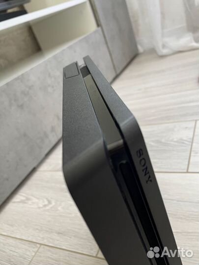 Sony PS4 Slim 1 TB + игра + зарядная станция