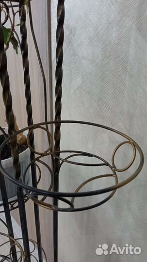 Кованая подставка для цветов