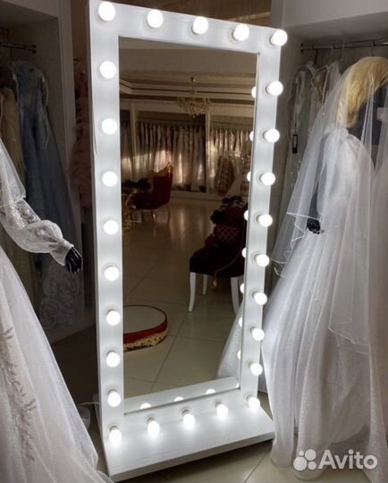 Гримерное зеркало из массива