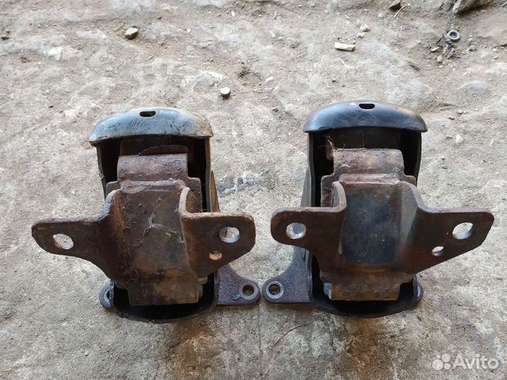 Опоры двигателя KIA sorento 2005г. 2.5 aт дизель