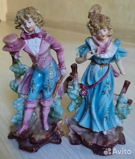 Фарфоровые статуэтки дама с кавалером клеймо