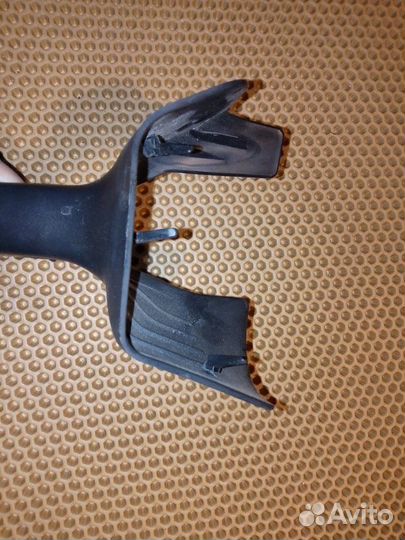 Кожух петли багажника правый Audi A8 D4 long 4.2