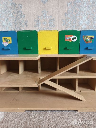 Деревянная парковка для машинок