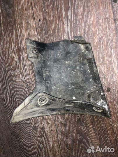 Брызговик передний левый Toyota Crown GS141 1GFE