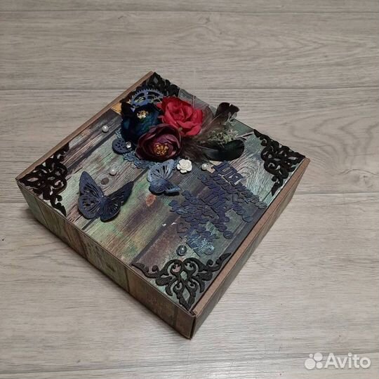 Подарочная коробка