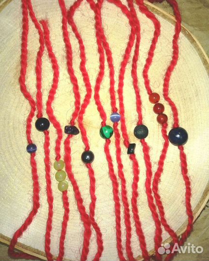 Шерстяная красная нить с камнем