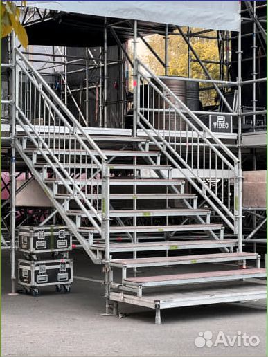 В аренду строительные леса для сцен Layher