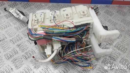 Блок предохранителей toyota avensis T27 (KUK06M101