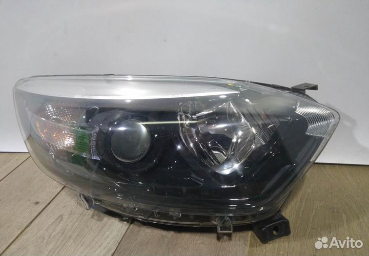 Фара правая бу Renault Kaptur OEM 260108765R