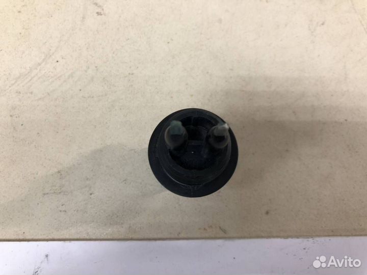 Датчик уровня в бачок омывателя Volkswagen Jetta 1