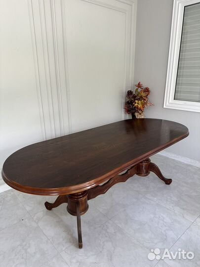 Овальный стол