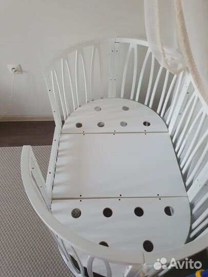 Детская кроватка с маятником