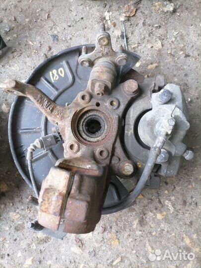 Кулак передний правый Volkswagen Golf Plus 5M BLF