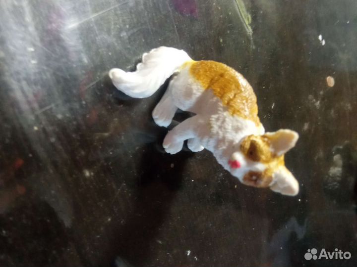 Игрушечные кошки, гуси, куры