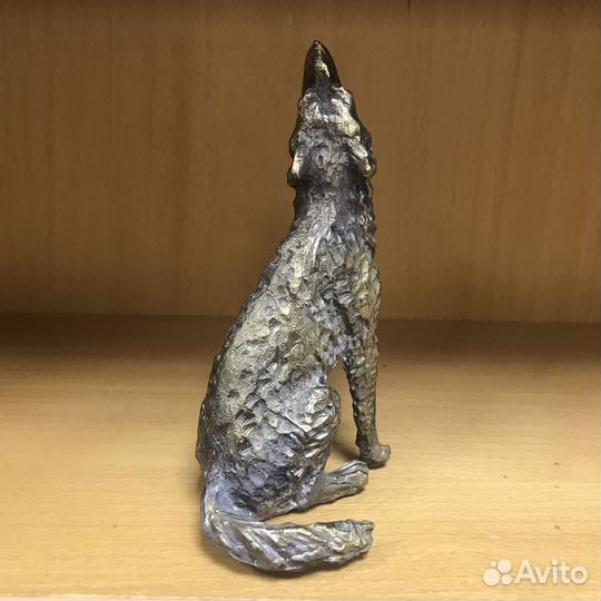 Волк бронзовый