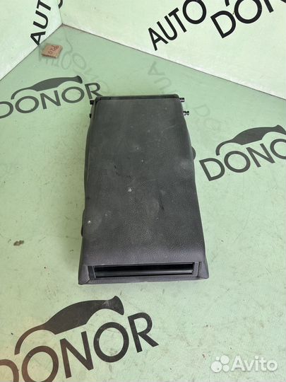 Подлокотник сидения mercedes w204