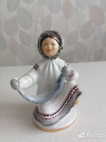 Статуэтка якутка с севрюгой