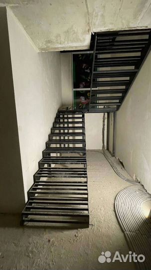 Лестница из металла в банк