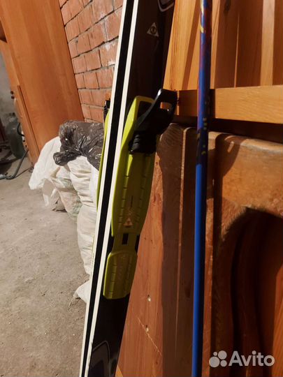 Лыжи с ботинками и палками