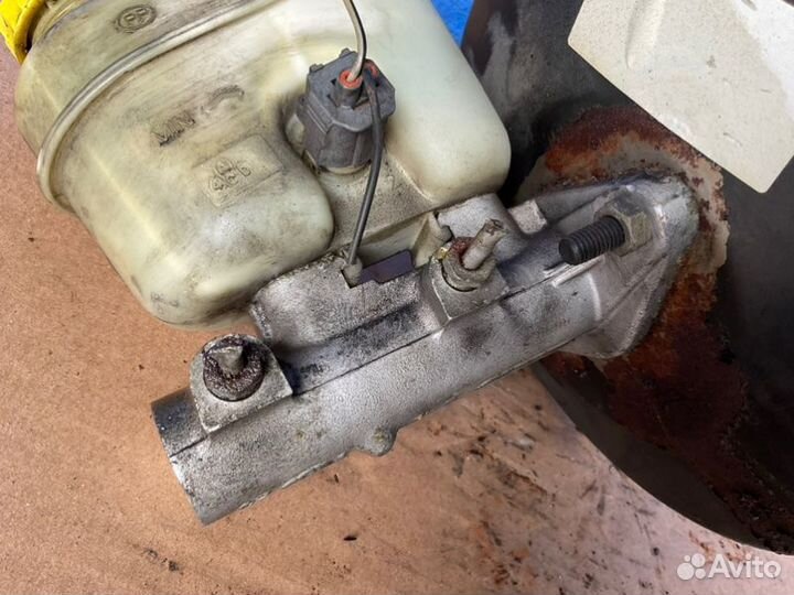 Главный тормозной цилиндр Jeep Grand Cherokee WJ