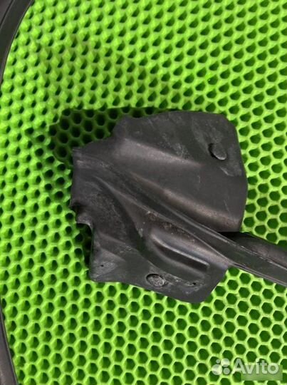 Уплотнитель передний правый Subaru Outback BP9