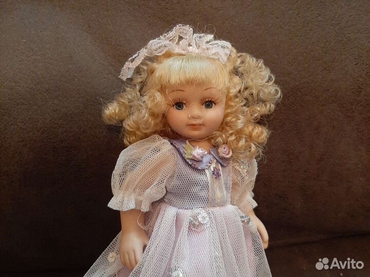 Кукла фарфоровая