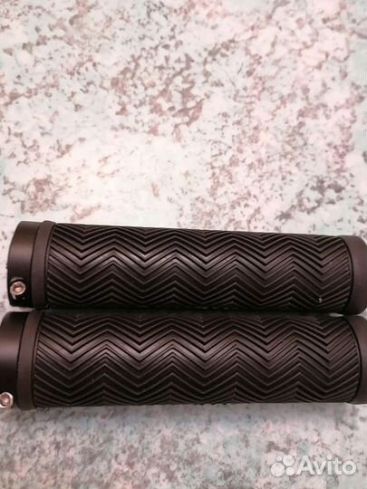 Грипсы для велосипеда с фиксаторами