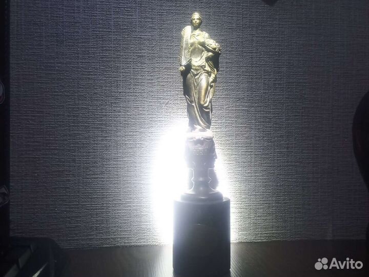 Бронзовая статуэтка высшей степени награды