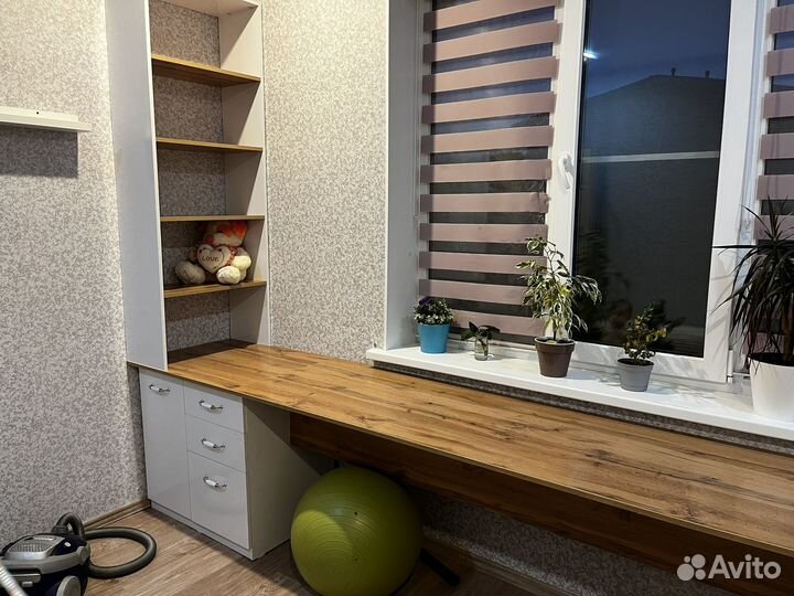 Стол со стелажем