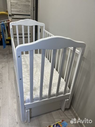 Детская кроватка с маятником и ящиком + матрас