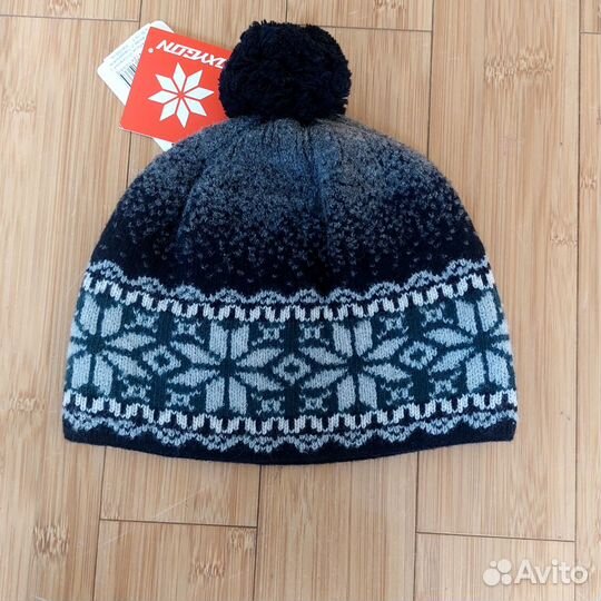 Шапка вязаная с помпоном