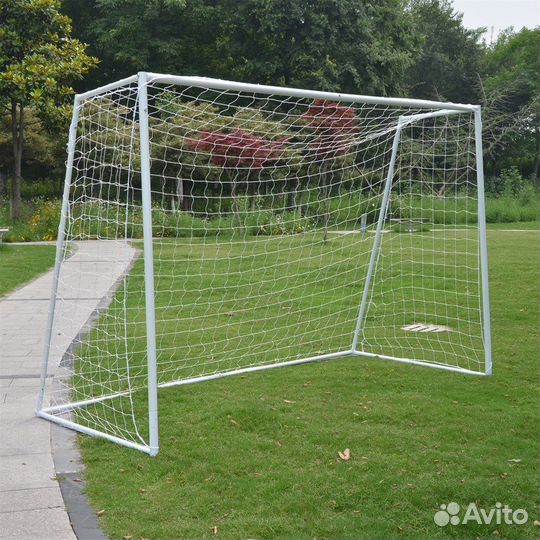 Футбольные ворота на поле