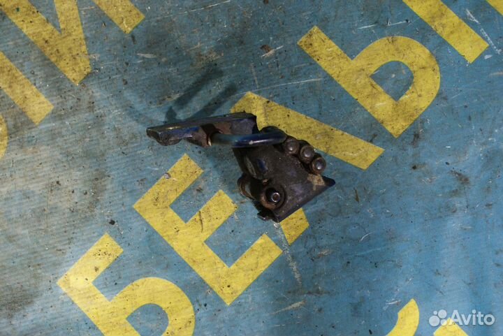 Петля передней правой двери Volkswagen passat b5