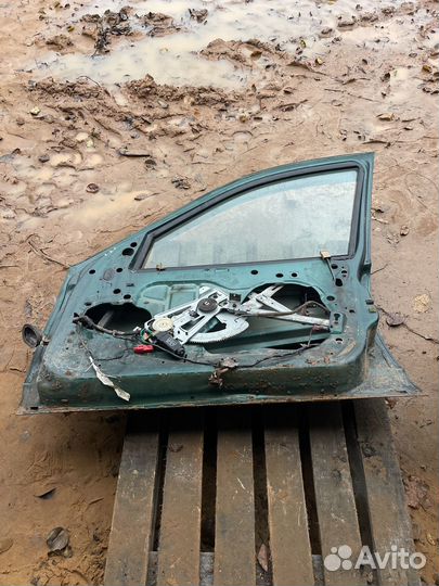 Дверь передняя правая Dodge stratus