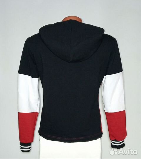 Толстовка. В хорошем состоянии. Состав: 100% полиэ