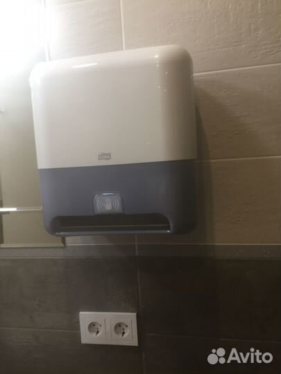 Диспенсер для бумажных полотенец Tork (сенсорный)