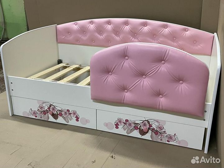 Детская кровать с мягкой спинкой