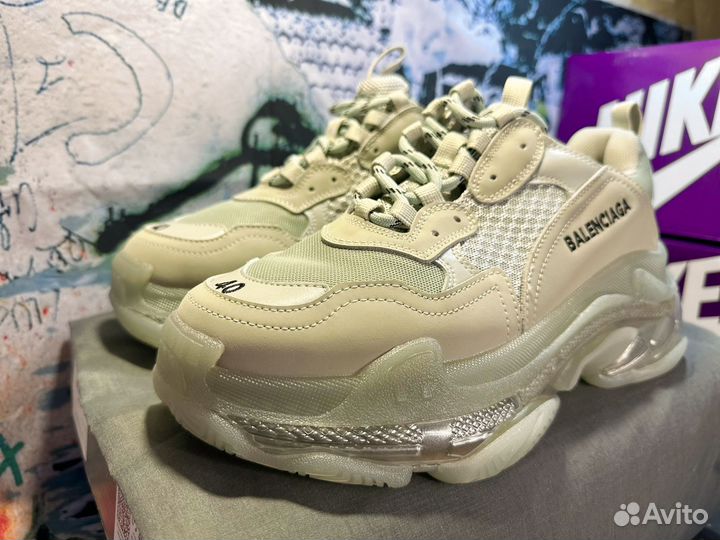 Balenciaga Triple S (на руках)