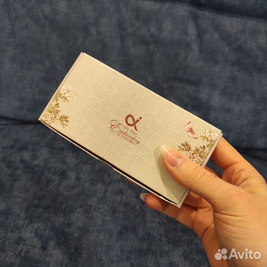 Винтажные швейные ножницы в ножнах