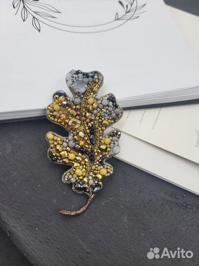 Брошь ручной работы из бисера
