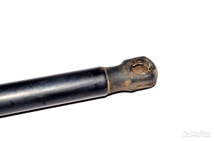 Амортизатор верхней решетки радиатора volvo FH (01