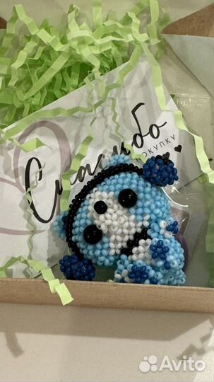 Котик голубого цвета из бусин