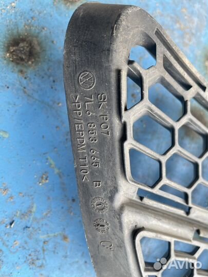 Сетки переднего бампера 7L6 853 665 B Туарег GP